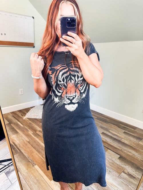 Lioness T-Shirt Maxi Dress